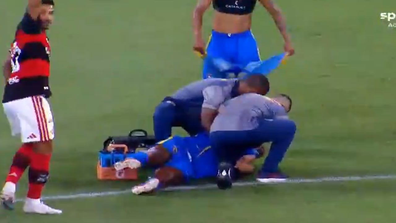 Alexandre Souza, jugador de Sampaio Correa sufre un ataque en el partido contra Flamengo.