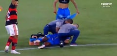 Alexandre Souza, jugador de Sampaio Correa sufre un ataque en el partido contra Flamengo.