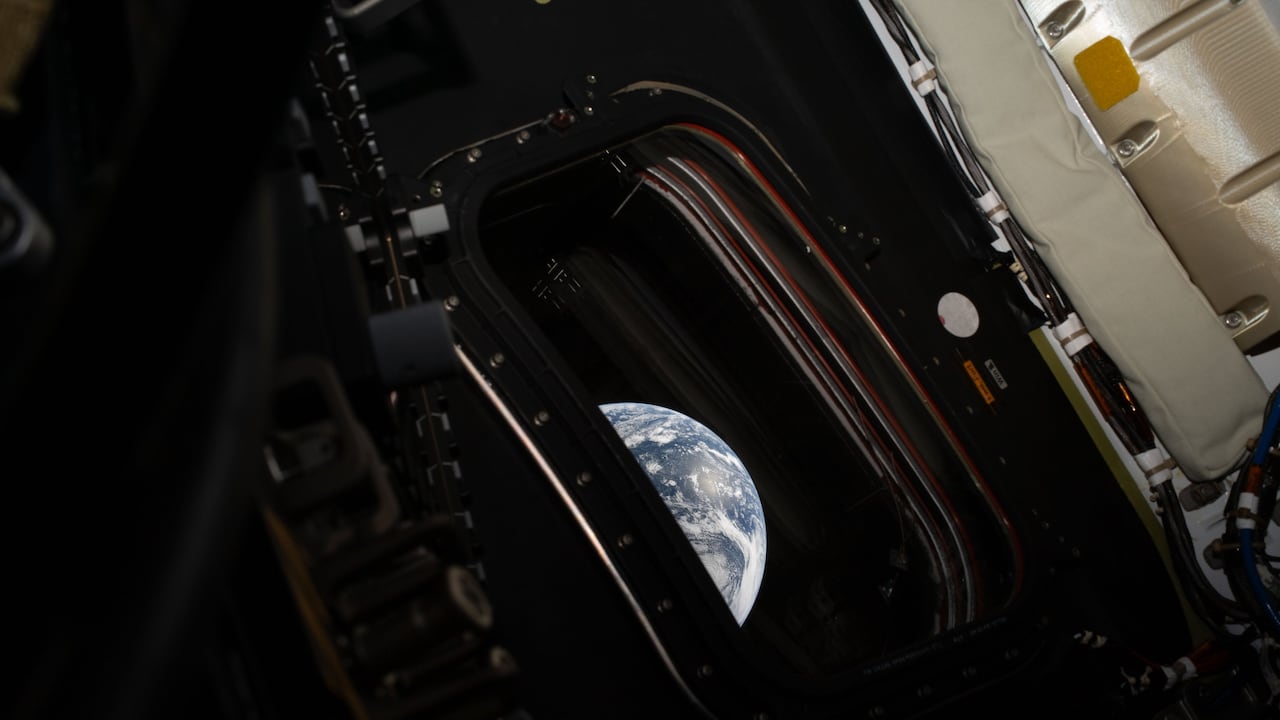 La tripulación de la nave Orión capturó imágenes inéditas del planeta tras completar la maniobra de inyección.