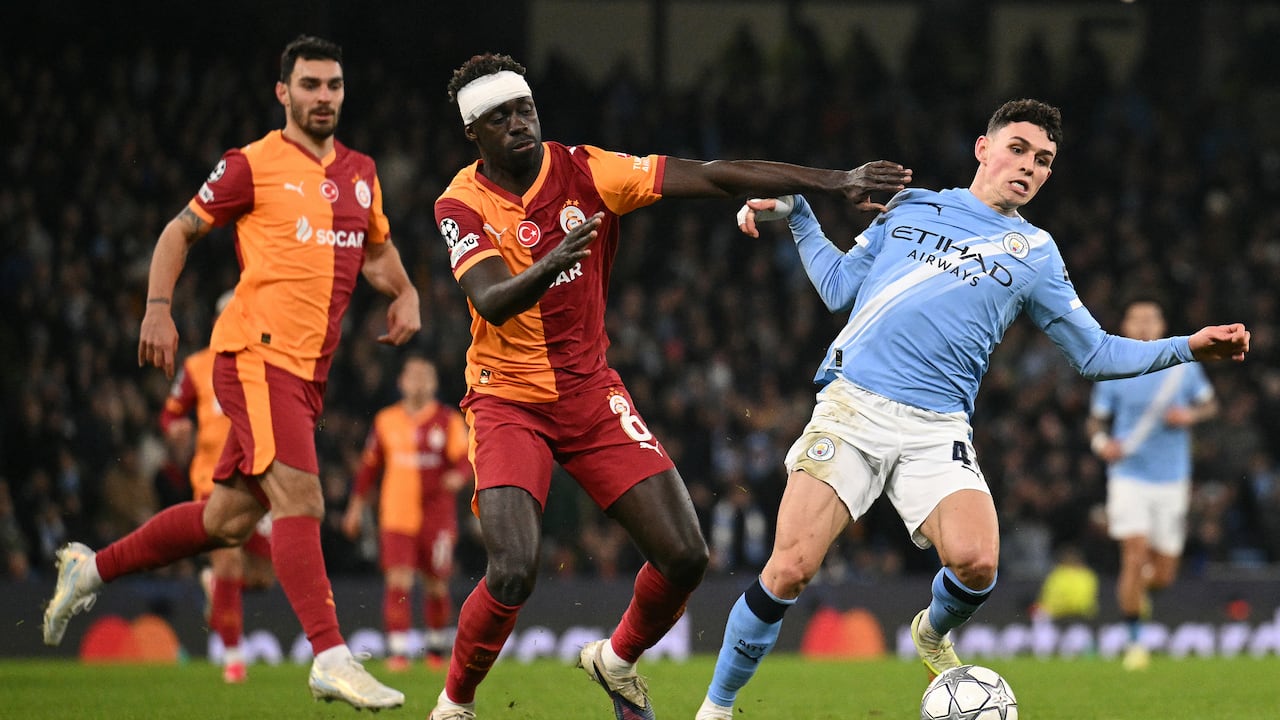 Dávinson Sánchez tuvo mucho trabajo para controlar a los atacantes del Manchester City.