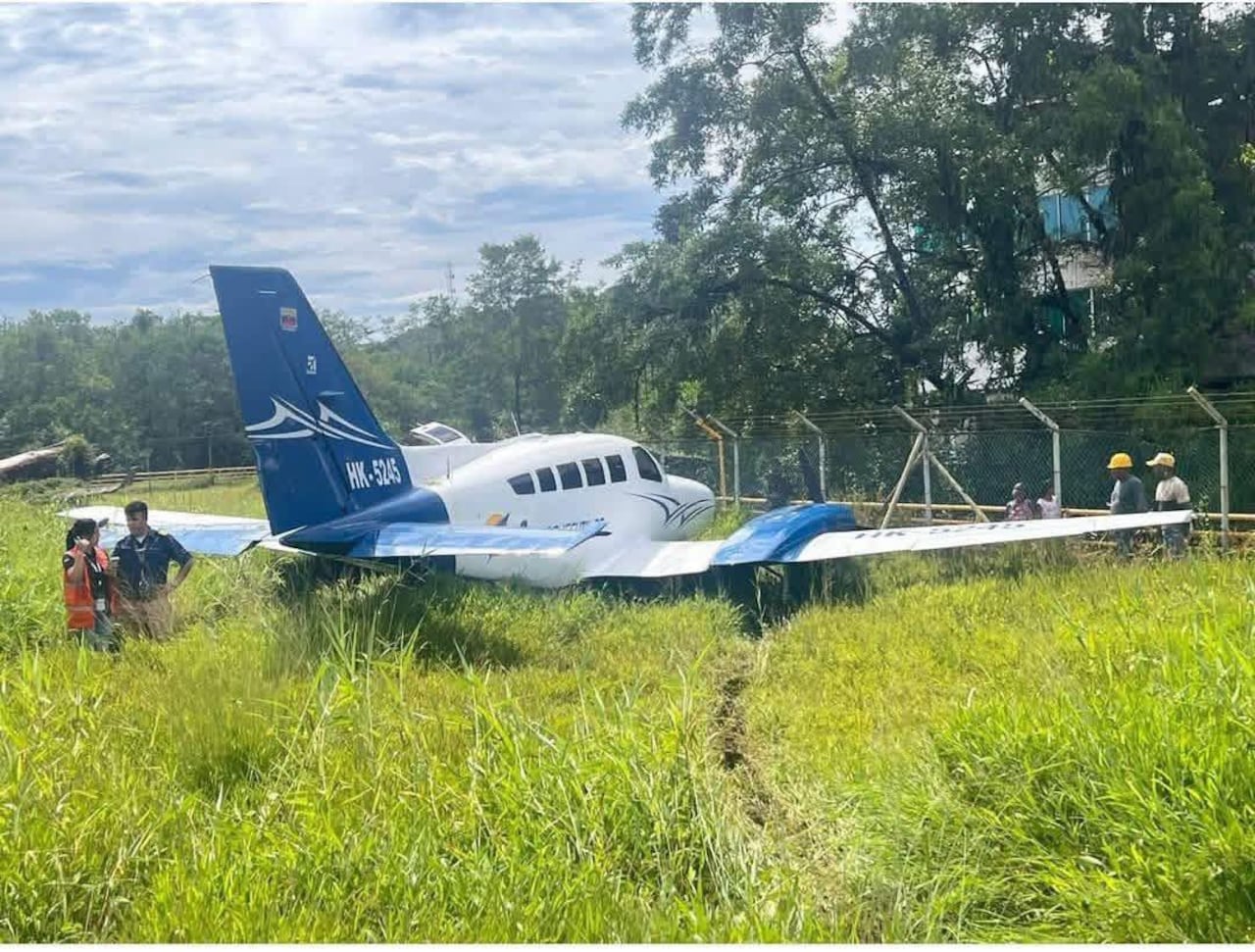 La aeronave de matrícula HK5245 terminó fuera de la pista del Aeropuerto Reyes Murillo tras presentar una aparente falla al momento del despegue.