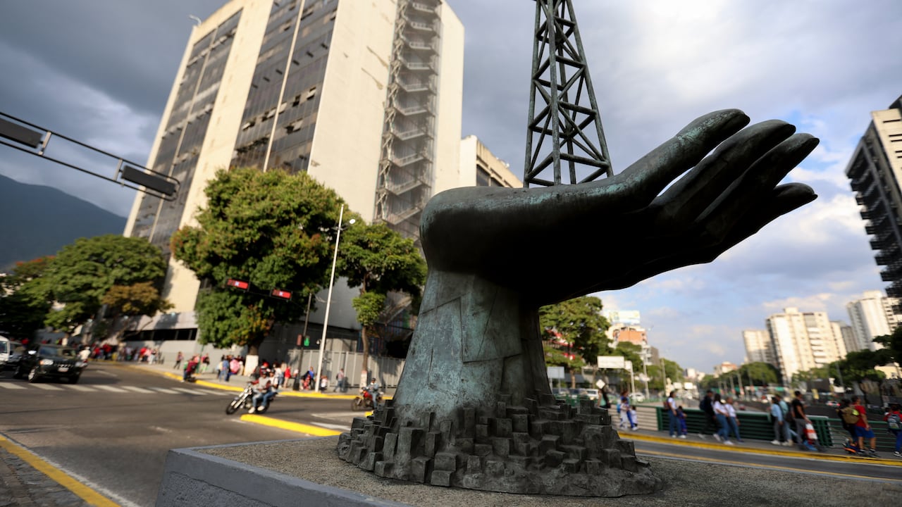 La estatal Petróleos de Venezuela S.A., Pdvsa, ha estado bajo control militar durante décadas, y la economía venezolana depende exclusivamente de su éxito. La compañía reconoce que sus oleoductos no se han modernizado en 50 años, y que el costo de hacerlo para recuperar los niveles máximos de producción ascendería a US$ 58.000 millones.