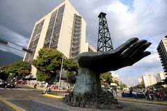 La estatal Petróleos de Venezuela S.A., Pdvsa, ha estado bajo control militar durante décadas, y la economía venezolana depende exclusivamente de su éxito. La compañía reconoce que sus oleoductos no se han modernizado en 50 años, y que el costo de hacerlo para recuperar los niveles máximos de producción ascendería a US$ 58.000 millones.