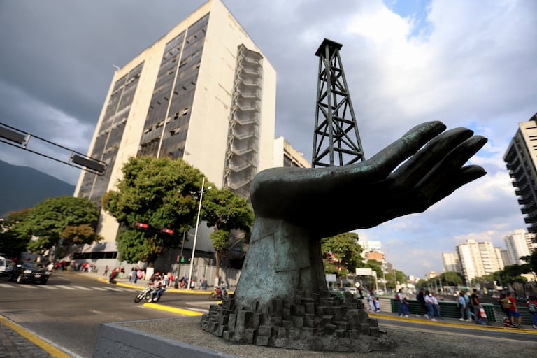 La estatal Petróleos de Venezuela S.A., Pdvsa, ha estado bajo control militar durante décadas, y la economía venezolana depende exclusivamente de su éxito. La compañía reconoce que sus oleoductos no se han modernizado en 50 años, y que el costo de hacerlo para recuperar los niveles máximos de producción ascendería a US$ 58.000 millones.