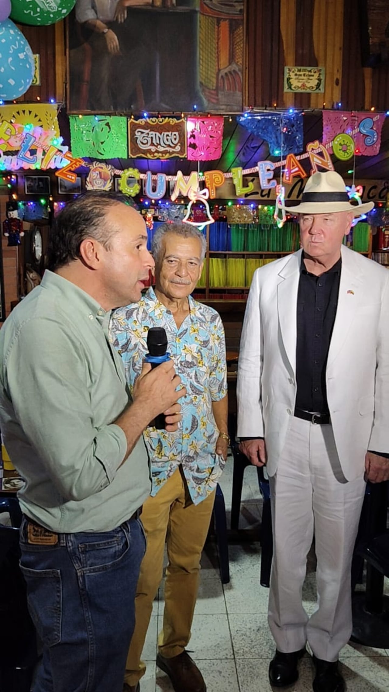 John McNamara, visitó el barrio Obrero, en el marco de la Feria de Cali, por invitación del alcalde Alejandro Eder.