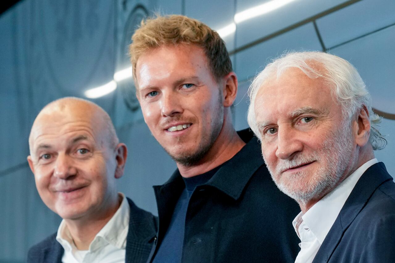 El nuevo entrenador de la selección alemana de fútbol, Julian Nagelsmann, en el centro, el presidente de la federación alemana de fútbol, Bernd Neuendorf, a la izquierda, y el director deportivo Rudi Moeller, juntos en una conferencia de prensa en Frankfurt, Alemania, el viernes 22 de septiembre de 2023. (Foto AP/ Michael Probst)