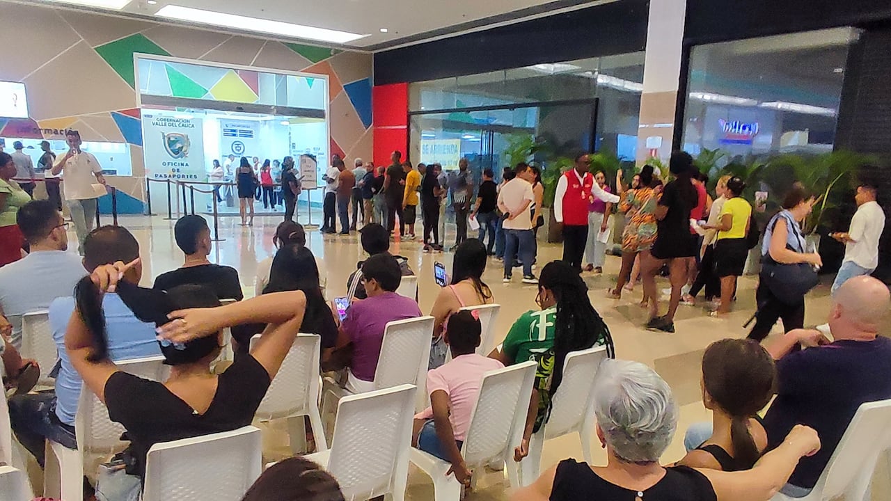 Cali; Aumenta demanda por expedición de pasaporte en el Valle del Cauca. foto José L Guzmán