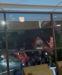 Desde adentro del hotel, se observaba a los seguidores americanos alentando a su equipo, cuando de repente fueron interrumpidos por motociclistas que procedieron agredirlos.