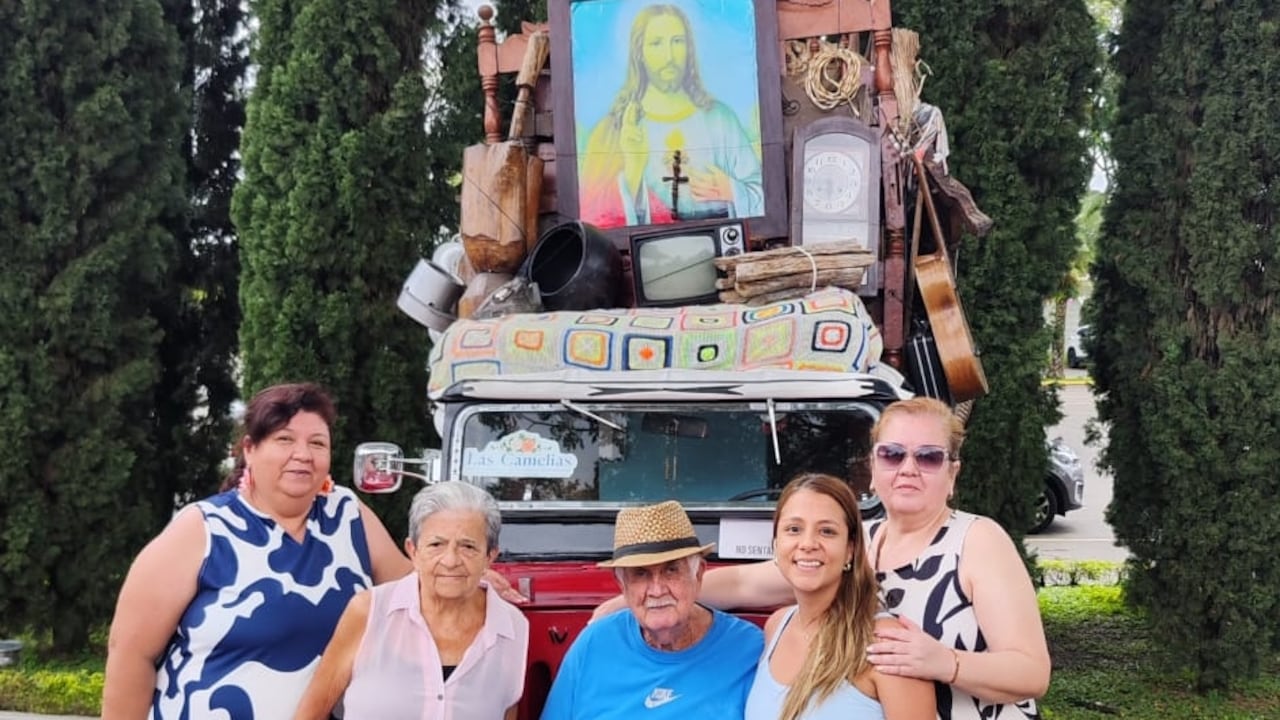 Para Lucy Uribe Carrillo, Mamá Lucy “ser mamá es dar amor, cuidado, sentimiento, lealtad”. Aquí con sus padres, hijas y una de sus nietas.
Foto: suministrada a El País por Lucy Uribe Carrillo