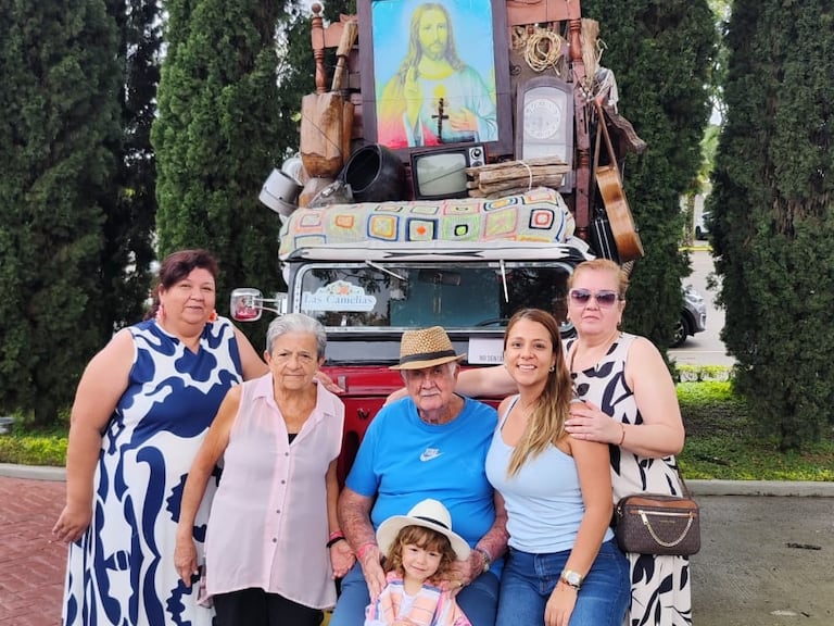 Para Lucy Uribe Carrillo, Mamá Lucy “ser mamá es dar amor, cuidado, sentimiento, lealtad”. Aquí con sus padres, hijas y una de sus nietas.
Foto: suministrada a El País por Lucy Uribe Carrillo
