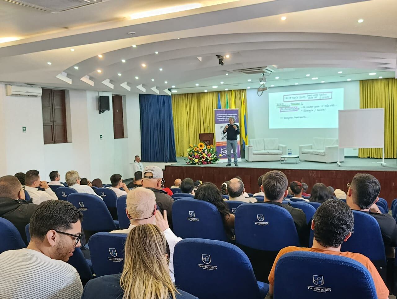 Uno de los encuentros se adelantó en una reconocida universidad privada de la capital del Cauca, donde Fajardo mostró su faceta de docente universitario.