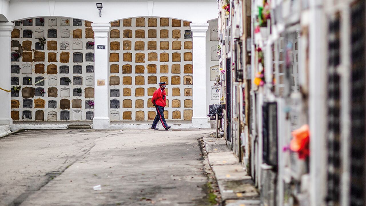 El camposanto de Chapinero ha sido escenario de saqueos y profanación de tumbas. En los cementerios arrojan restos humanos en bolsas de basura. En la foto, el sacerdote William Espinosa recorre el cementerio Central.