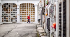El camposanto de Chapinero ha sido escenario de saqueos y profanación de tumbas. En los cementerios arrojan restos humanos en bolsas de basura. En la foto, el sacerdote William Espinosa recorre el cementerio Central.