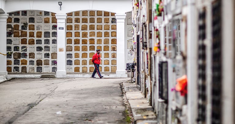 El camposanto de Chapinero ha sido escenario de saqueos y profanación de tumbas. En los cementerios arrojan restos humanos en bolsas de basura. En la foto, el sacerdote William Espinosa recorre el cementerio Central.