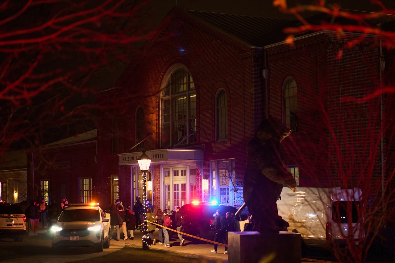 Estudiantes evacuados de la Universidad de Brown llegan a un centro temporal de reunificación familiar en el Nelson Fitness Center de la Universidad de Brown en Providence, Rhode Island, el 13 de diciembre de 2025. Cientos de policías buscaban el domingo a un hombre armado que mató a dos personas e hirió a otras nueve en la Universidad de Brown, lo que sumió al campus del este de Estados Unidos en un estado de confinamiento. (Foto de Bing Guan / AFP)