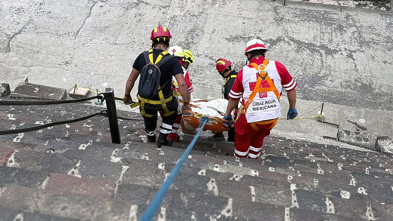 Esta imagen publicada por la Cruz Roja Mexicana muestra a expertos forenses y personal de la Cruz Roja transportando un cuerpo en la Pirámide de la Luna en la zona arqueológica de Teotihuacán luego de un tiroteo en Teotihuacán, Estado de México, el 20 de abril de 2026