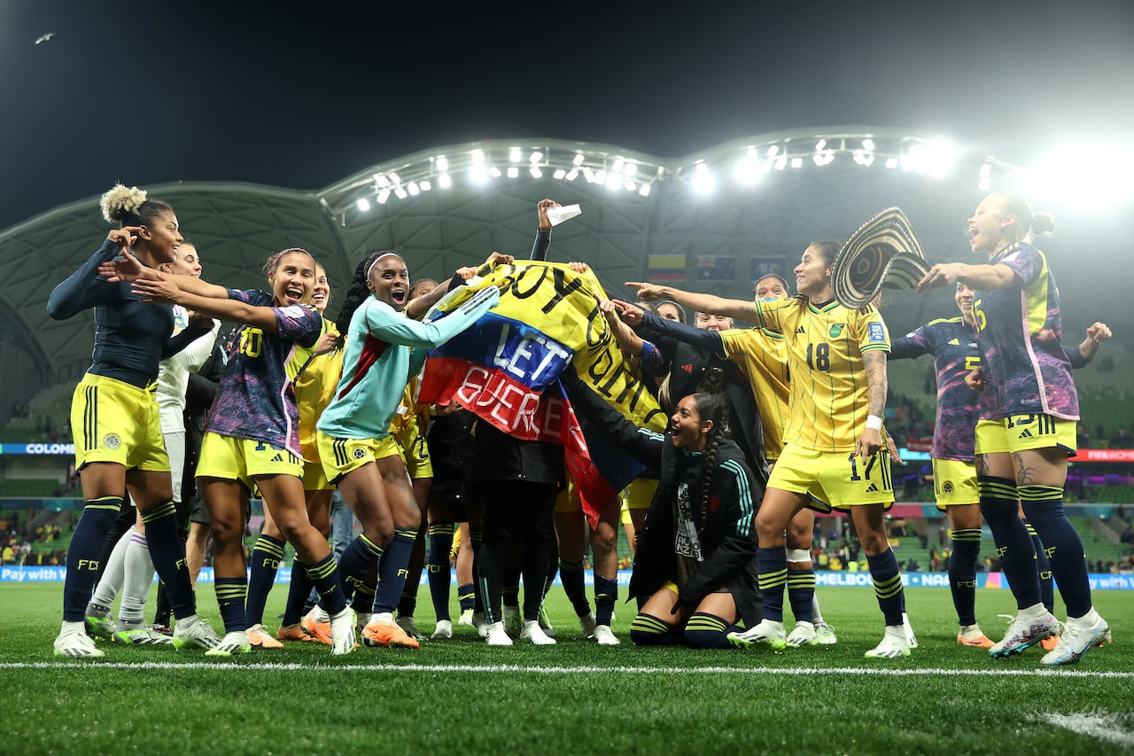 MELBOURNE, AUSTRALIA - 8 DE AGOSTO: Colombia celebra la victoria del equipo por 1-0 y avanza a los cuartos de final al participar en una revelación de género luego del partido de octavos de final de la Copa Mundial Femenina de la FIFA Australia y Nueva Zelanda 2023 entre Colombia y Jamaica en Melbourne Estadio rectangular el 08 de agosto de 2023 en Melbourne / Naarm, Australia. (Foto de Alex Grimm - FIFA/FIFA vía Getty Images)