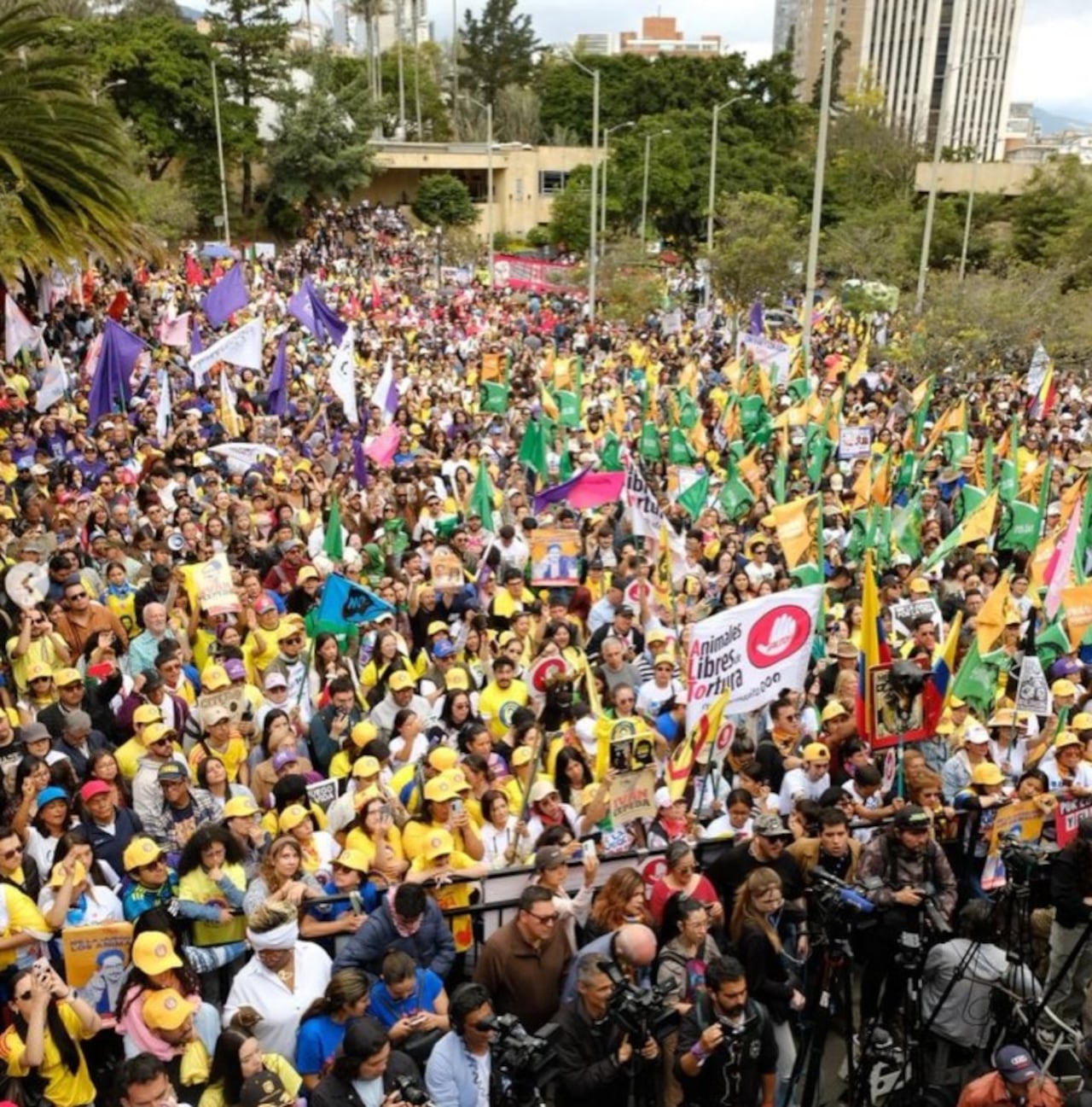 El candidato presidencial Iván Cepeda realizó el cierre de su campaña en un sector de clase media de Bogotá, donde insistió en la necesidad de recuperar el respaldo de ese segmento del electorado