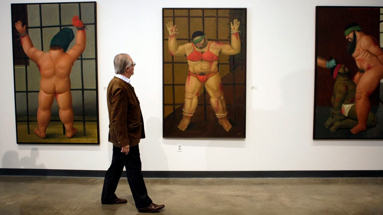 Fernando Botero observando sus propias obras exhibidas