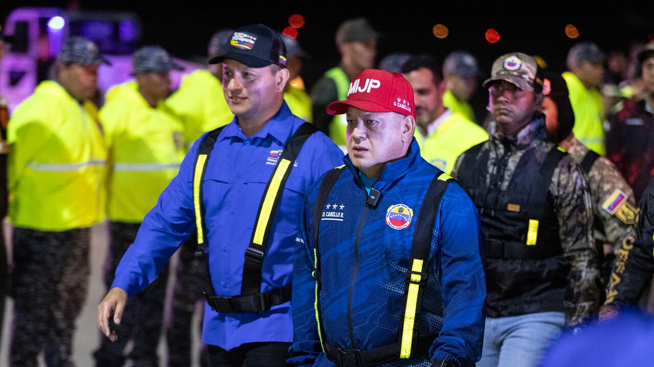 El Ministro del Interior de Venezuela, Diosdado Cabello (C), camina antes de la llegada de inmigrantes venezolanos deportados de Estados Unidos al Aeropuerto Internacional Simón Bolívar en Maiquetía, Venezuela, el 10 de febrero de 2025.