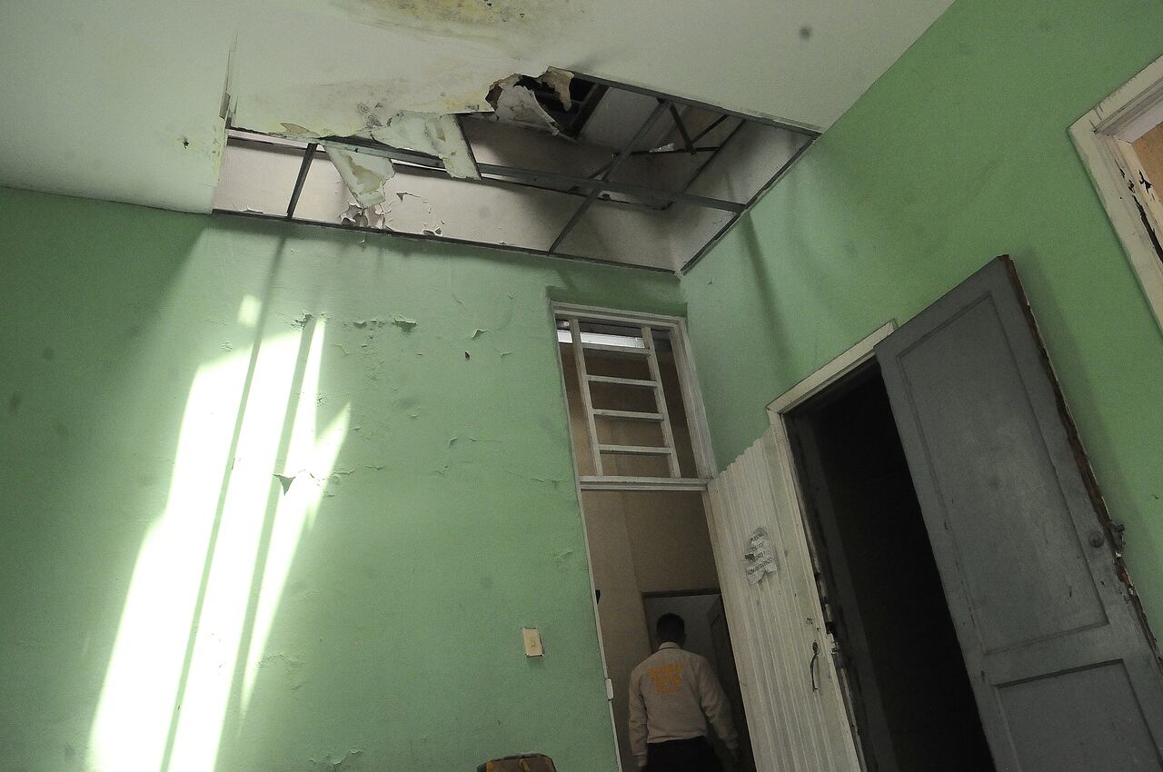 Cali: El colegio Santa Librada se consume en el abandono pese a los sin números de anuncios para su intervención, la situación continua igual. foto José L Guzmán. El País oct 9-23