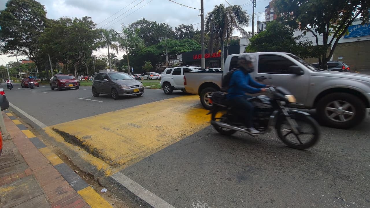 La Secretaría de Movilidad informó que la intervención hace parte de una estrategia de gestión de velocidad y seguridad vial contemplada en planes institucionales de la ciudad.