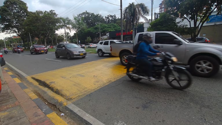 La Secretaría de Movilidad informó que la intervención hace parte de una estrategia de gestión de velocidad y seguridad vial contemplada en planes institucionales de la ciudad.
