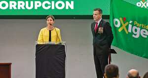 Ingrid Betancourt con José Luis Esparza, quien fue su fórmula vicepresidencial, y al fondo los logos de Verde Oxígeno. Foto Esteban Vega