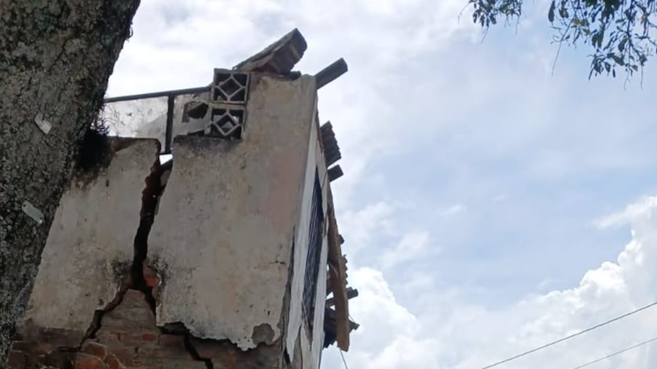 La comunidad alerta sobre el estado del muro y pide atención para prevenir una eventual caída hacia la vía.
