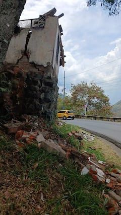 La comunidad alerta sobre el estado del muro y pide atención para prevenir una eventual caída hacia la vía.