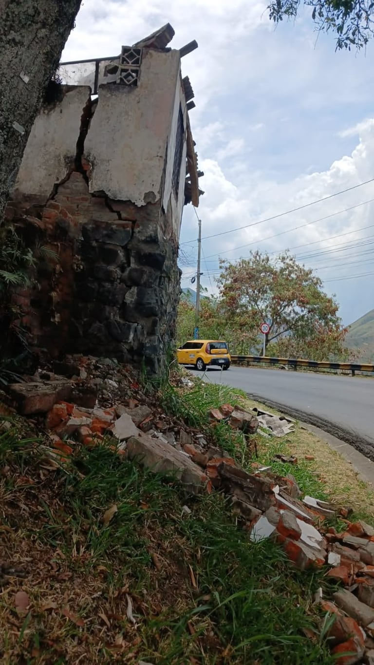 La comunidad alerta sobre el estado del muro y pide atención para prevenir una eventual caída hacia la vía.