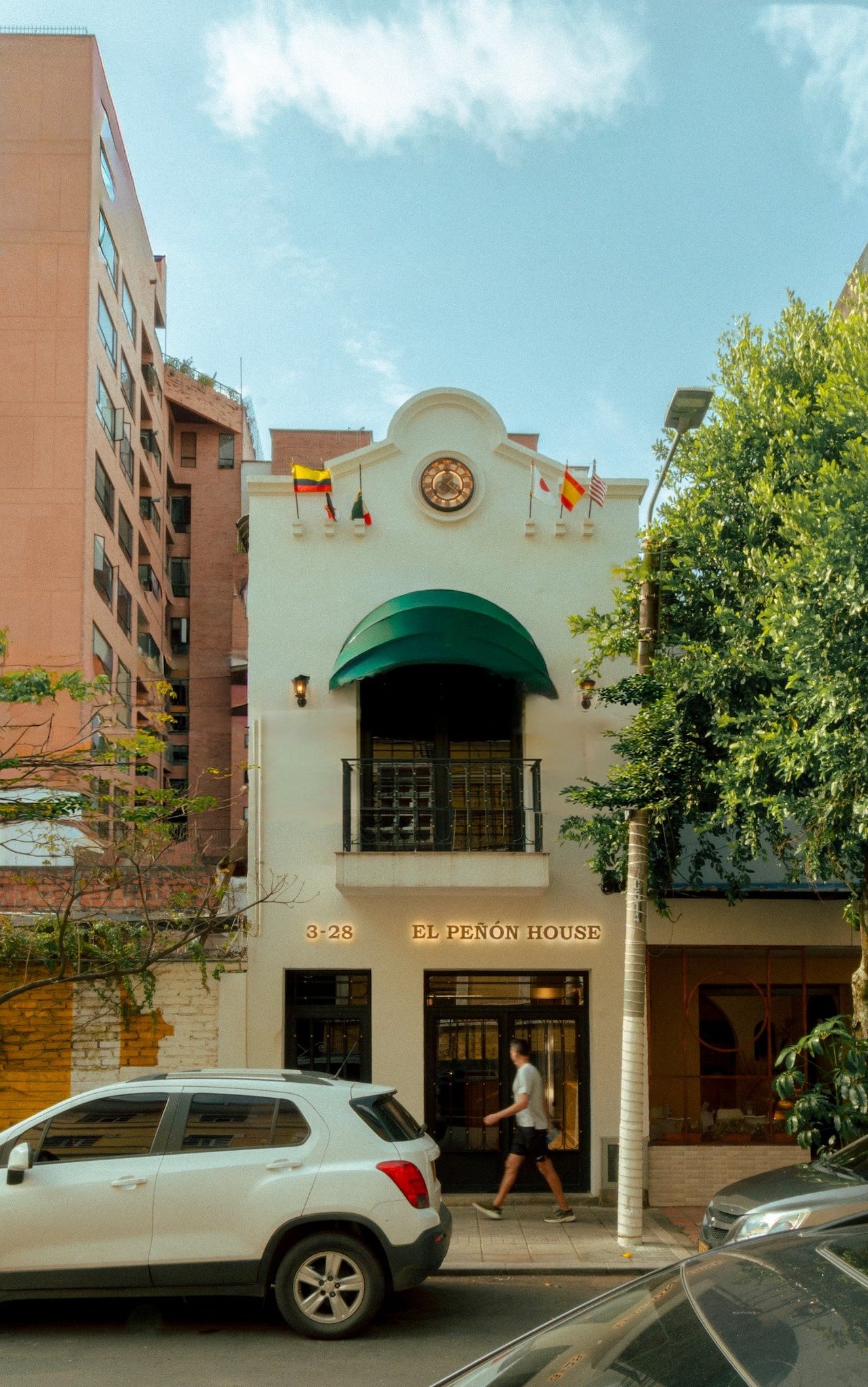La fachada de Peñón House ya despierta curiosidad en quienes visitan el barrio. Detrás de su estrecho frente funcionan 32 cápsulas para viajeros.