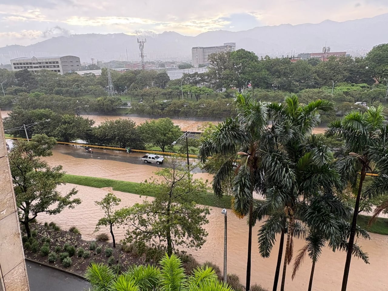 Fuertes lluvias generan emergencias en Medellín.