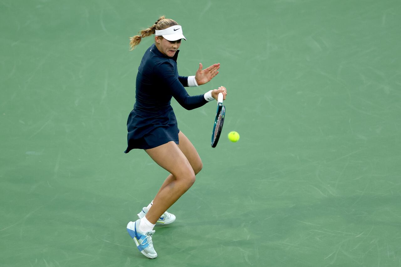 Mirra Andreeva devuelve un tiro a Iga Swiatek de Polonia durante las semifinales del BNP Paribas Open en Indian Wells Tennis Garden.