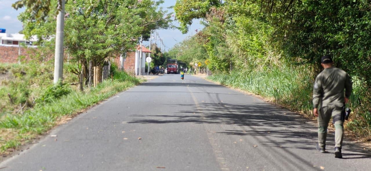 Un cilindro fue abandonado sobre la vía que comunica a Santa Elena con el corregimiento El Placer luego del hostigamiento contra la estación de Policía.