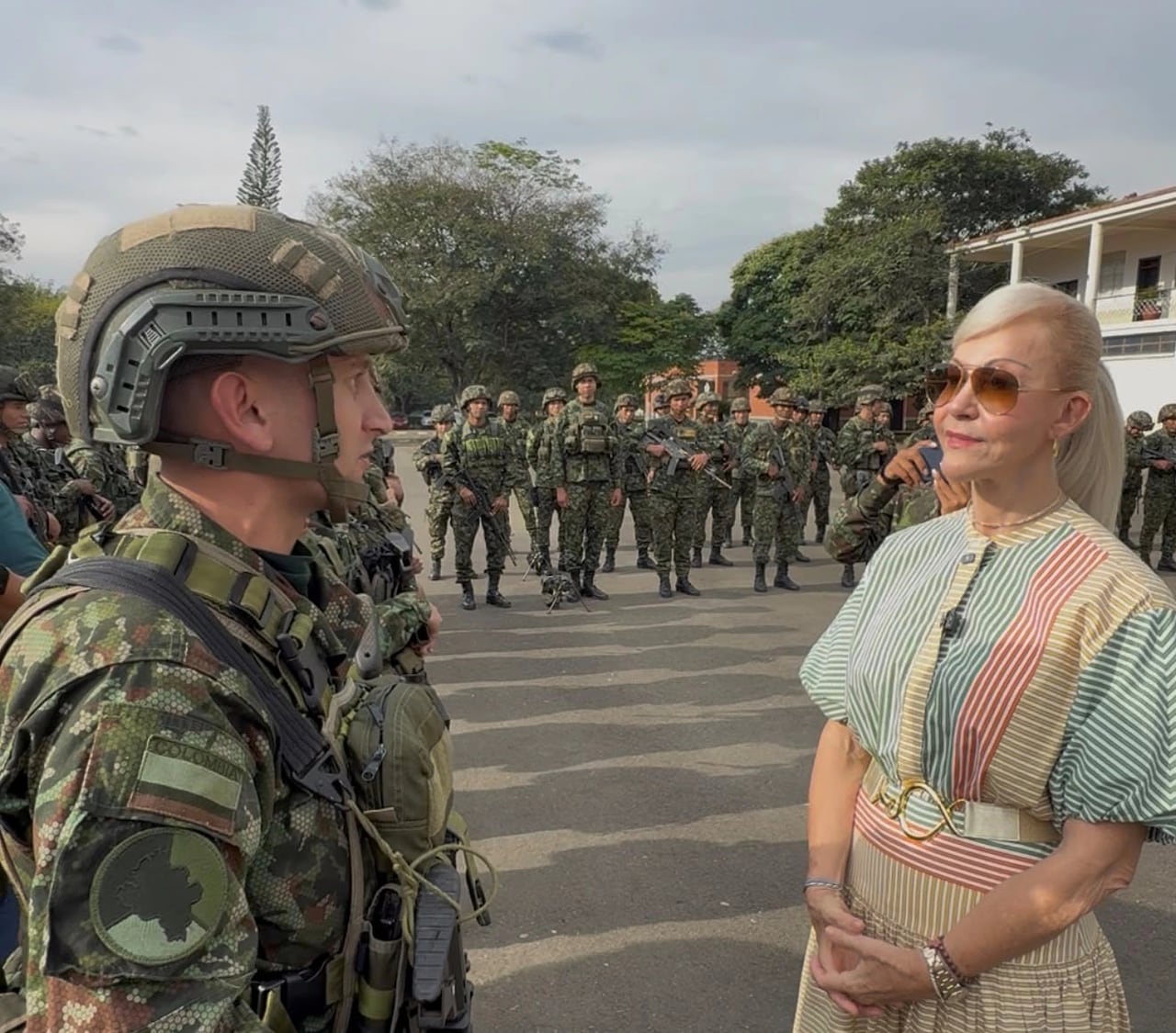 Durante el recibimiento de los uniformados, la Gobernación del Valle anunció recursos de la Tasa de Seguridad para adquirir nuevos equipos antidrones.