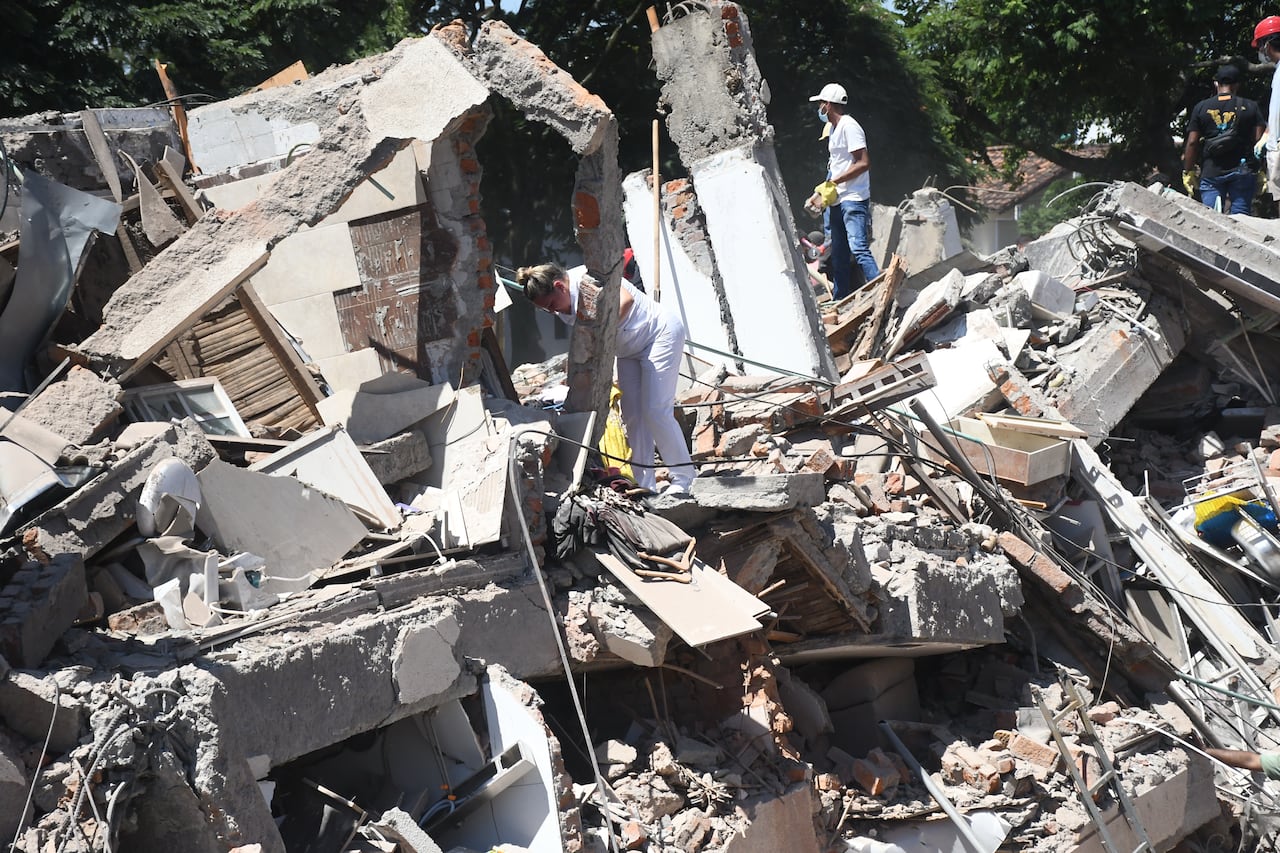 Terremoto en Cali, edificio Torres del Limonar en el sur de la ciudad, con magnitud 7.2 de escala de Richter, epicentro en San José del Palmar en Choco, Foto José L Guzmán. El País.