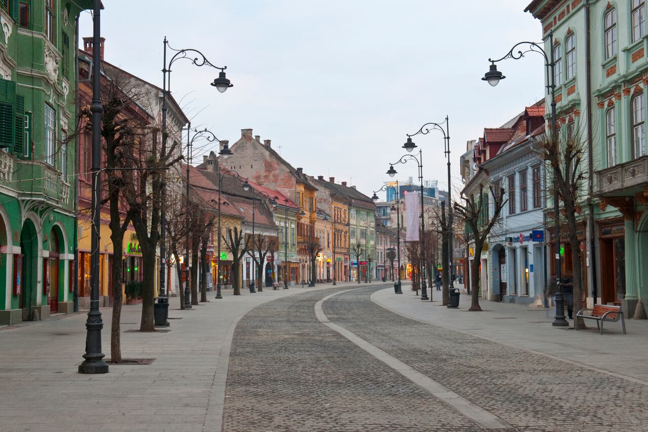 Hermosas casas a lo largo de la calle Nicolae Balcescu, Timisoara, Rumania