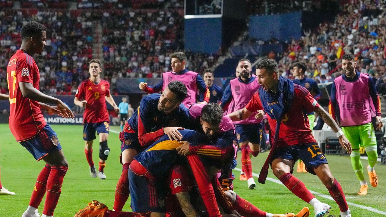 Joselu de España es celebrado por su equipo después de anotar el último gol decisivo en contra durante el partido de fútbol semifinal de la Liga de las Naciones entre España e Italia en Enschede, Países Bajos, el jueves 15 de junio de 2023. (Foto AP/Martin Meissner)