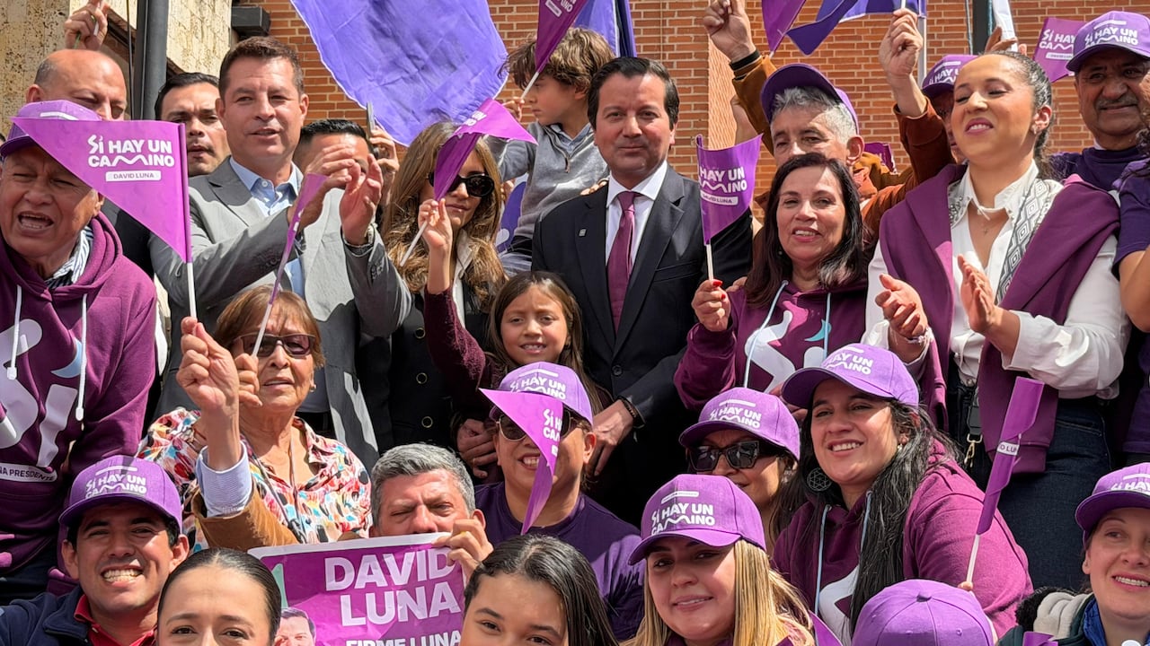 David Luna entregó 1.300.000 firmas para inscribir oficialmente su candidatura presidencial.