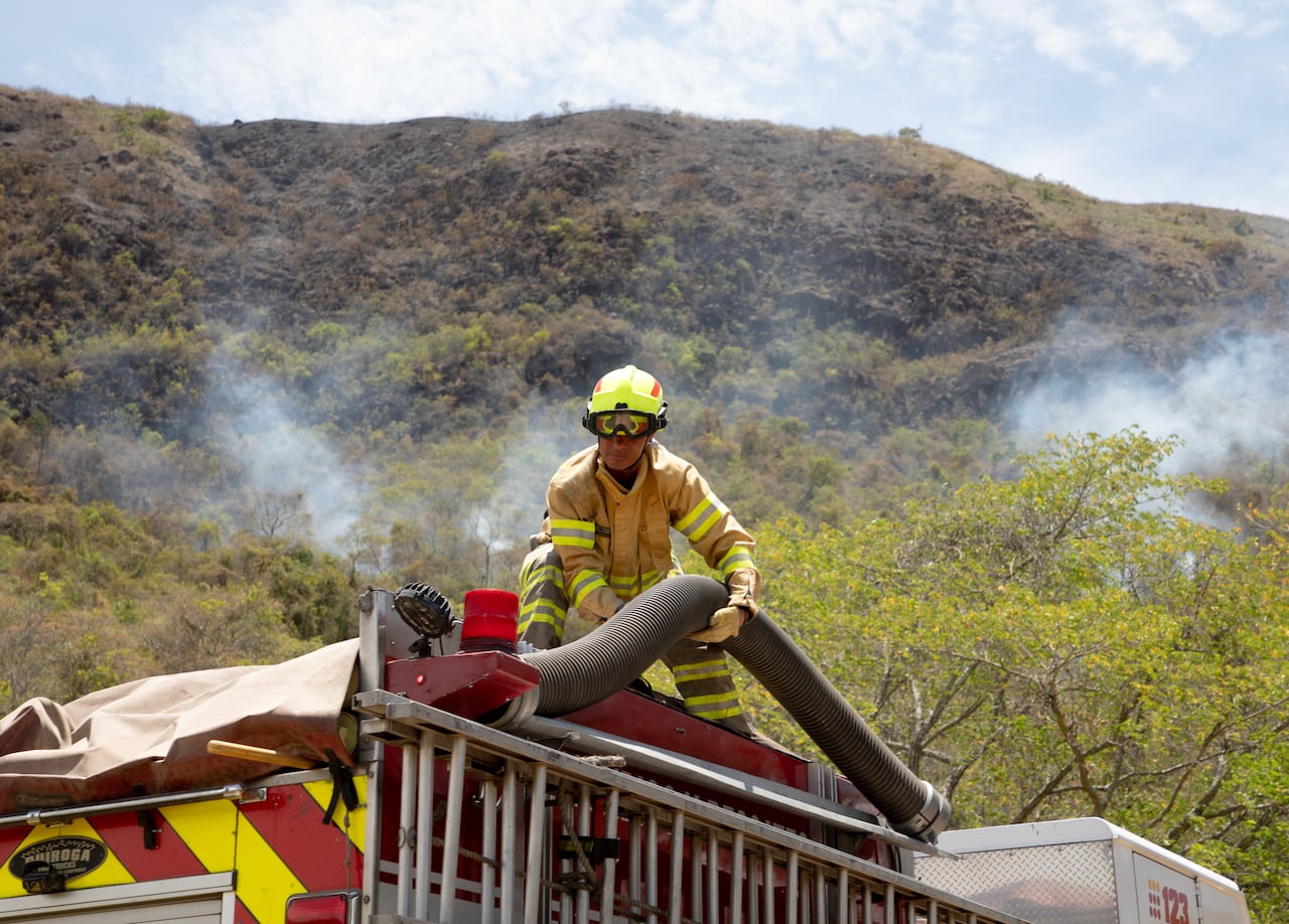 Incendios forestales en el departamento del Tolima
Bomberos, helicóptero