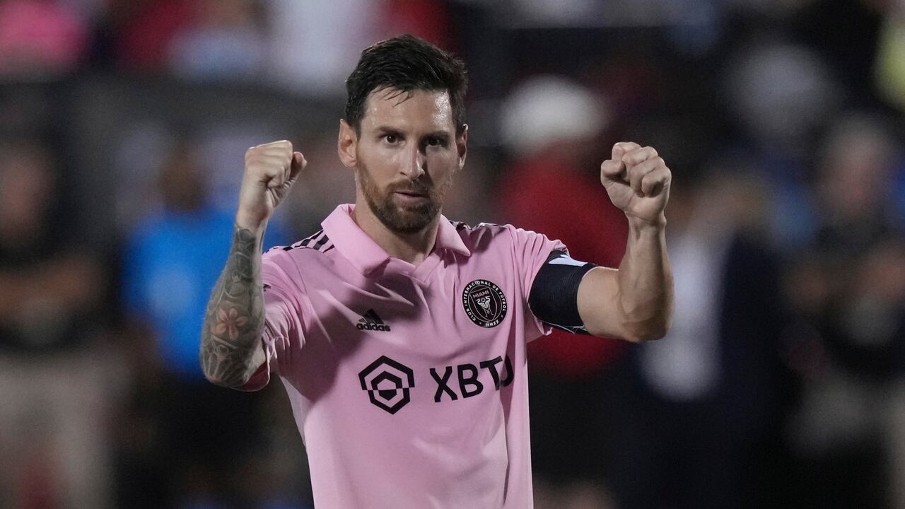 Lionel Messi del Inter Miami celebra tras convertir su remate en la tanda de penales ante FC Dallas en la Leagues Cup.