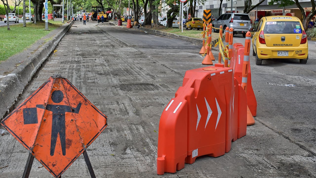 Actualmente en la ciudad la Secretaría de Infraestructura tiene al menos 28 frentes de obra, esto, tras la adjudicación de tres grandes licitaciones por más de 34.000 millones de pesos.El País recorrió con la titular de la cartera, Luz Adriana Vásquez, algunos de estos proyectos para ver sus avances y compromisos con las ciudad