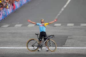 El belga Remco Evenepoel celebra su triunfo en la carrera de ruta del ciclismo de los Juegos Olímpicos el sábado 3 de agosto de 2024, en París, Francia. (AP Foto/Dar Yasin)