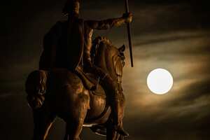 Una superluna se eleva detrás de la escultura de Tomislav de Croacia, el primer rey croata, en el centro de Zagreb, Croacia, el martes 14 de junio de 2022. Foto AP/Darko Bandic