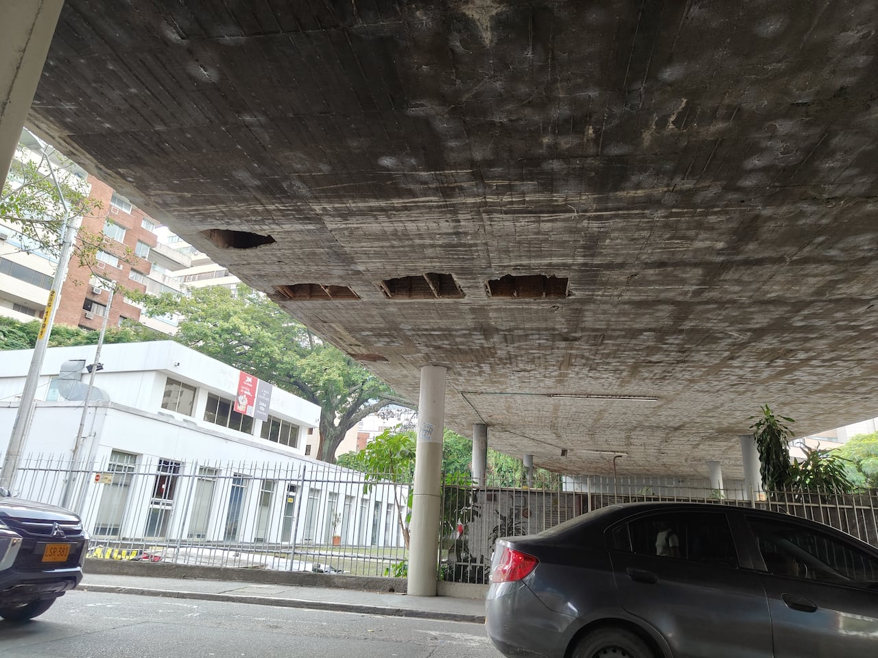 Transeúntes pidieron mantenimiento preventivo y mayor señalización tras evidenciarse daños visibles bajo el puente vehicular del norte de Cali.