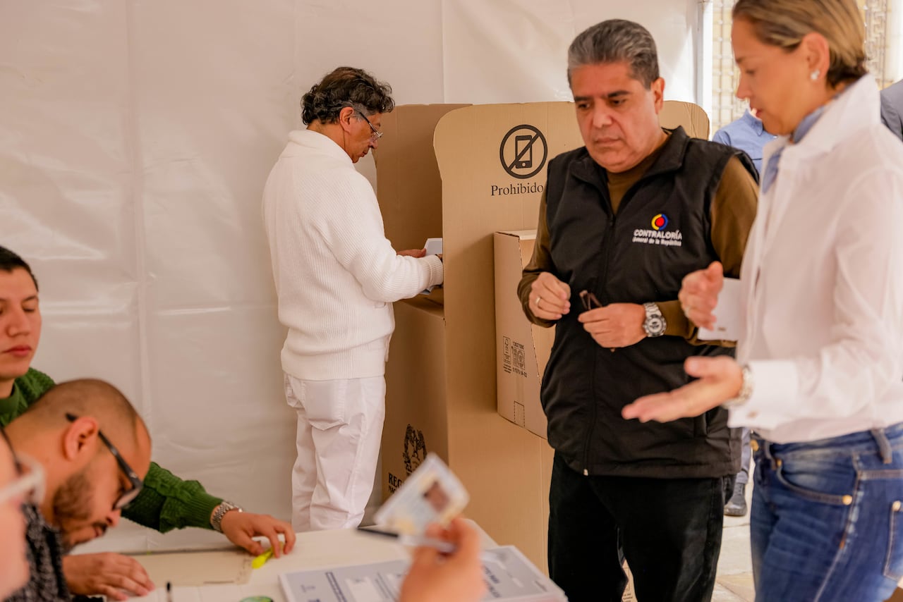 Verónica Alcocer, en Bogotá, durante las elecciones del 8 de marzo de 2026. Aquí, acompañando al presidente, Gustavo Petro, a abrir la jornada electoral