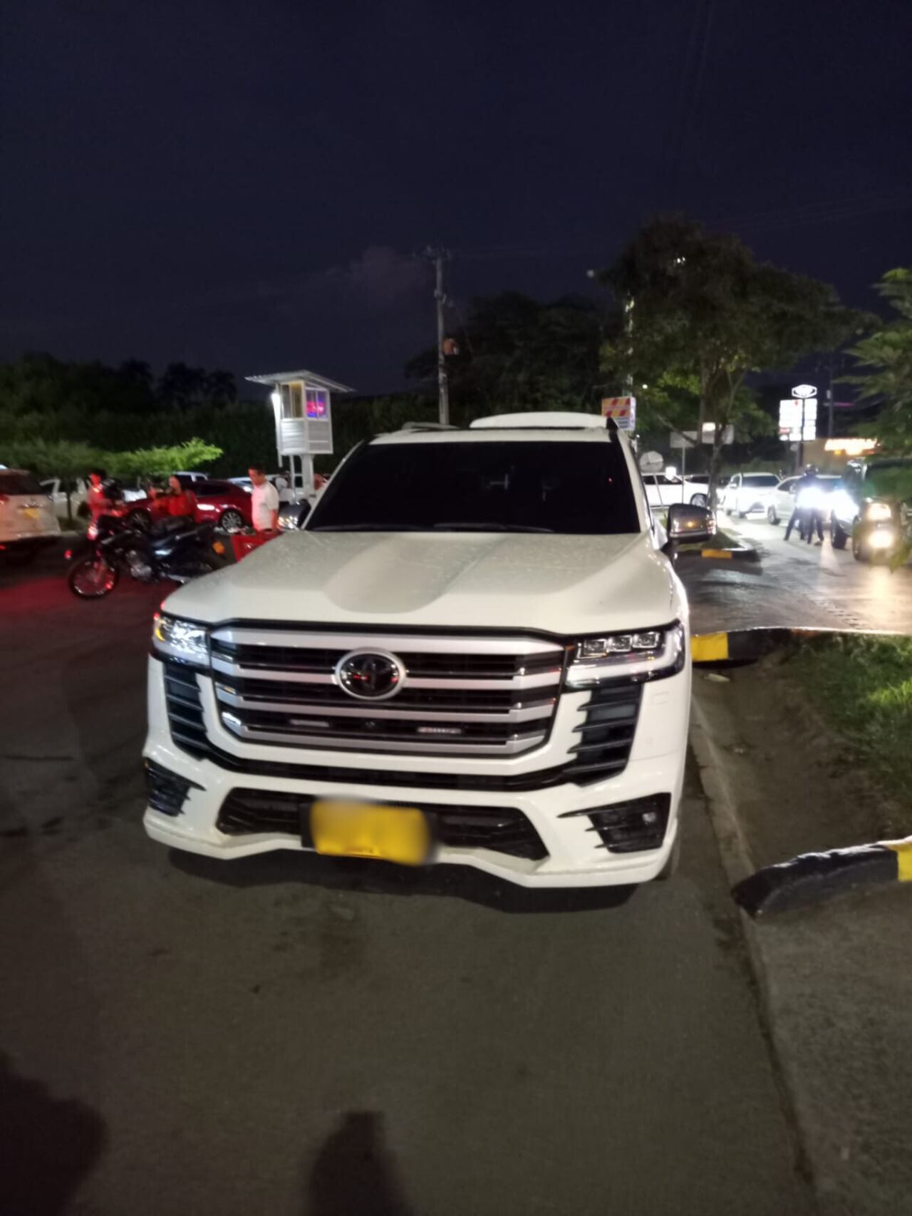 Jesús Adolfo Chacín Silva
24 de sept de 2025, 07:19 a. m.
Actualizado el 24 de sept de 2025, 08:06 a. m.
Sigue el canal de El País Cali en WhatsApp
Una balacera registrada en el parqueadero del centro comercial Cañaveral de Pance, al sur de Cali, dejó como saldo la muerte de Homero Geovanny Cadena Enríquez. El hecho ocurrió en la tarde de este lunes en la carrera 122 con calle 16A y generó un amplio despliegue de las autoridades.