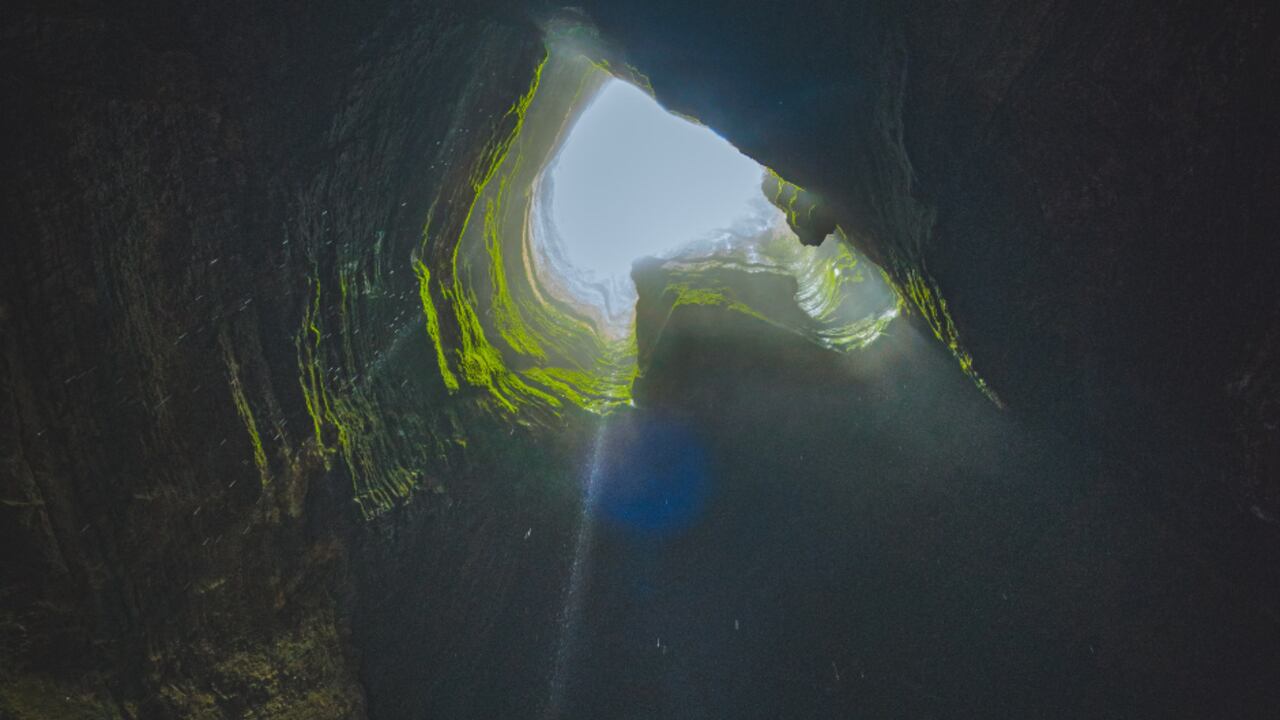 La caverna La Tronera es otro de los paisajes únicos de El Peñón. Santander.