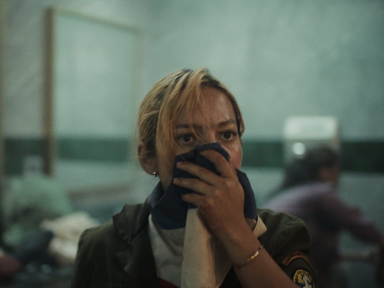 Con una puesta en escena íntima, la cinta propone una revisión cercana de uno de los momentos más críticos de la historia de Colombia.